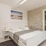 Case de vacanță Beach Front Home In Lopar
