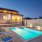 Beach Front Home In Lopar Case de vacanță *