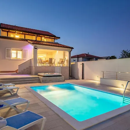 Gorgeous Home In Lopar Feriehus *