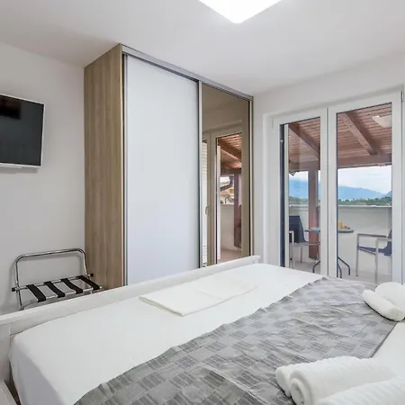 Vikendica Beach Front Home In Lopar